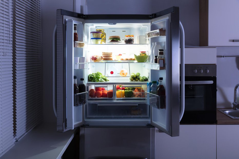 Fotografija: V pravilno urejenem hladilniku so živila pregledna, hkrati pa dlje ohranijo svežino. FOTO: Thinkstock