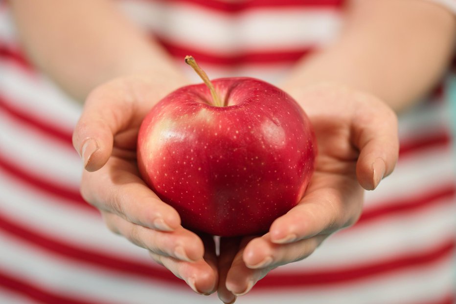 Fotografija: Ko vam po treh keksih zaprija četrti, raje pojejte jabolko. FOTO: Thinkstock