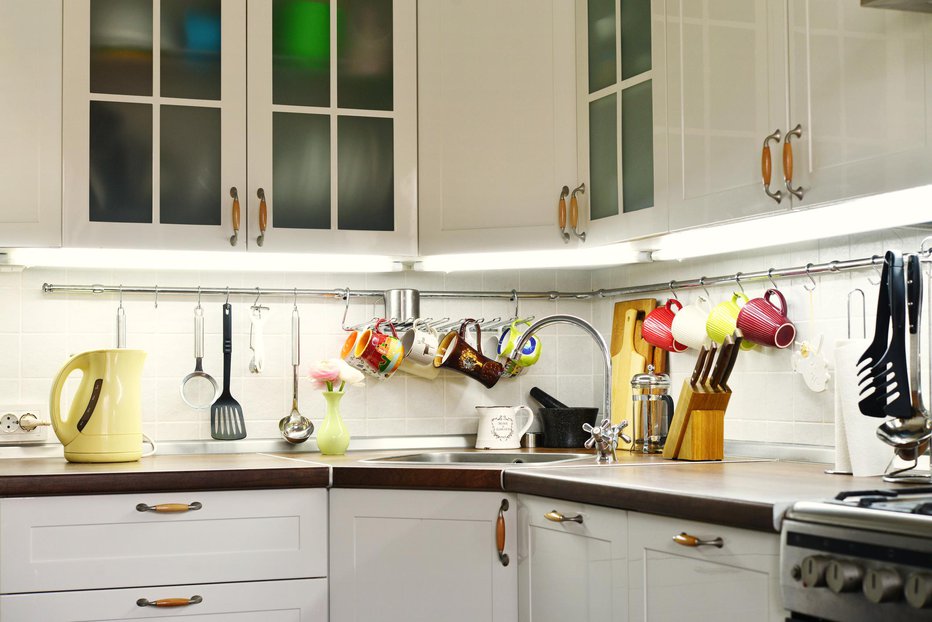 Fotografija: Za predmete, ki jih med pripravo jedi ne uporabljate, v kuhinji ni prostora. FOTO: Thinkstock