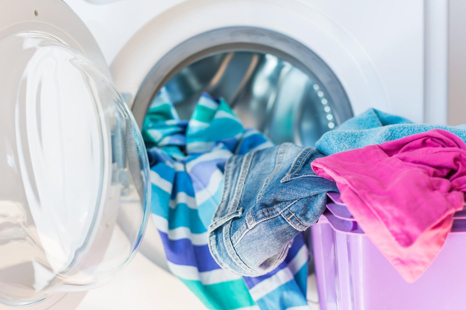 Fotografija: Z doma narejenimi robčki poskrbite, da se perilo med pranjem ne bo obarvalo. FOTO: Thinkstock