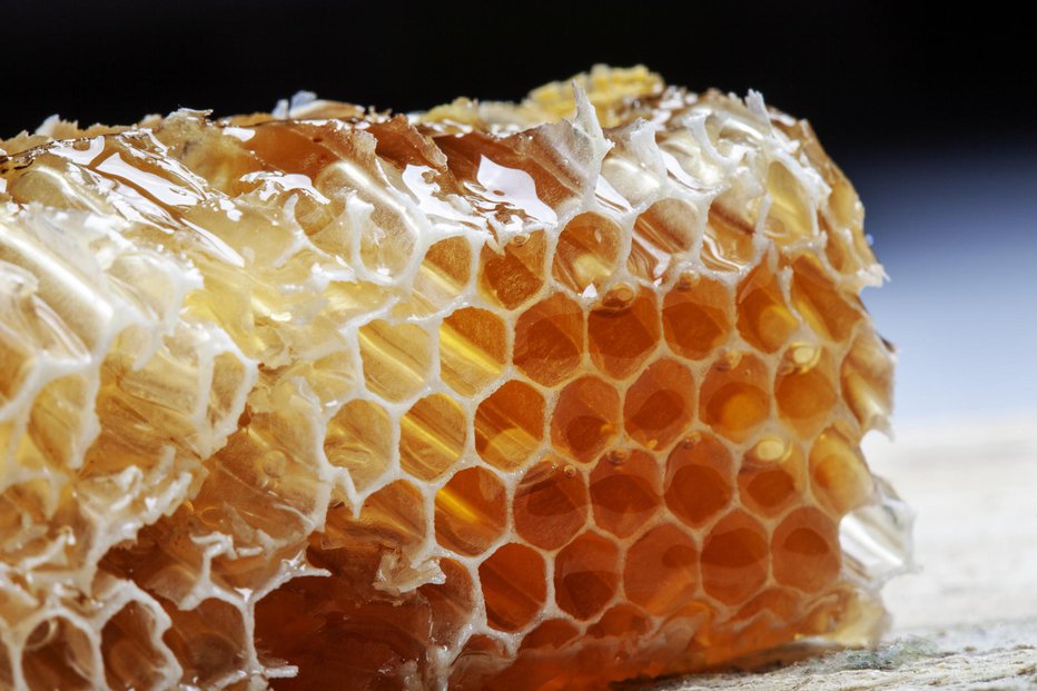 Fotografija: Darila iz čebeljega panja so v domači lekarni vedno dobrodošla. FOTO: Thinkstock