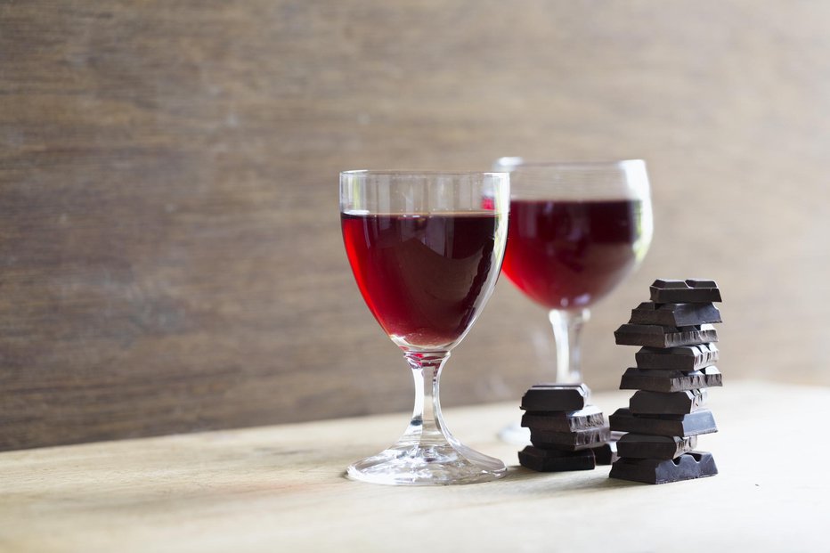 Fotografija: Črno vina in temna čokolada sta v zmernih količinah močna zaveznika zdravja. FOTO: Thinkstock