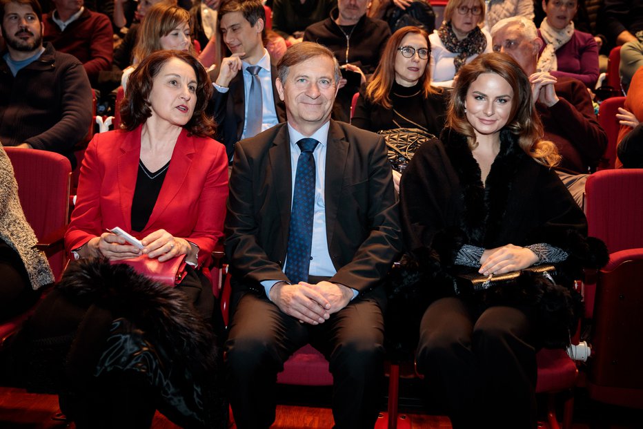 Fotografija: Minister Erjavec med ženo in hčerko. FOTO: Mediaspeed