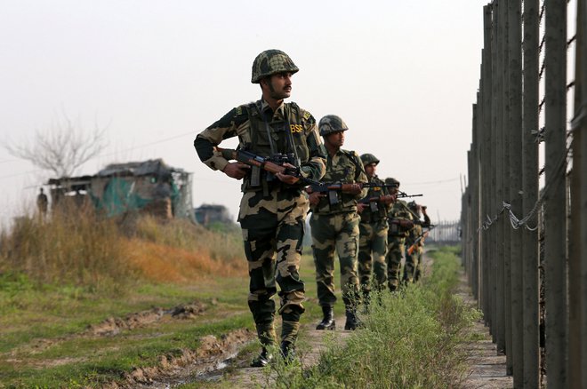 Indijski vojaki patruljirajo na meji s Pakistanom. FOTO: Reuters