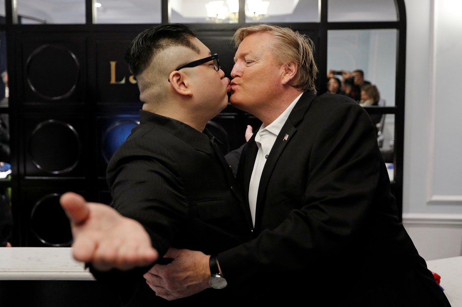 Fotografija: Pred uradnim srečanjem Donalda Trumpa in Kim Džong Una sta v Vietnam pripotovala njuna dvojnika, Avstralec Hovard X (levo) in Američan Russel White. FOTO: Jorge Silva, Reuters