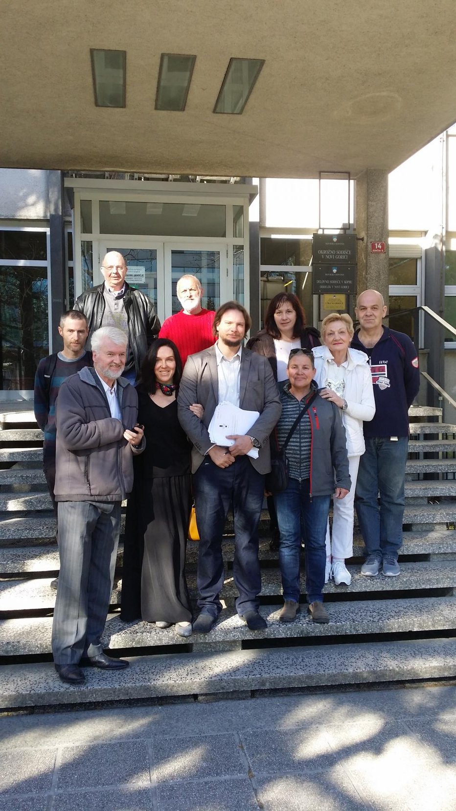 Fotografija: Obtoženi Ferjan skupaj s podporniki pred novogoriškim okrožnim sodiščem  FOTO: Aleksander Brudar