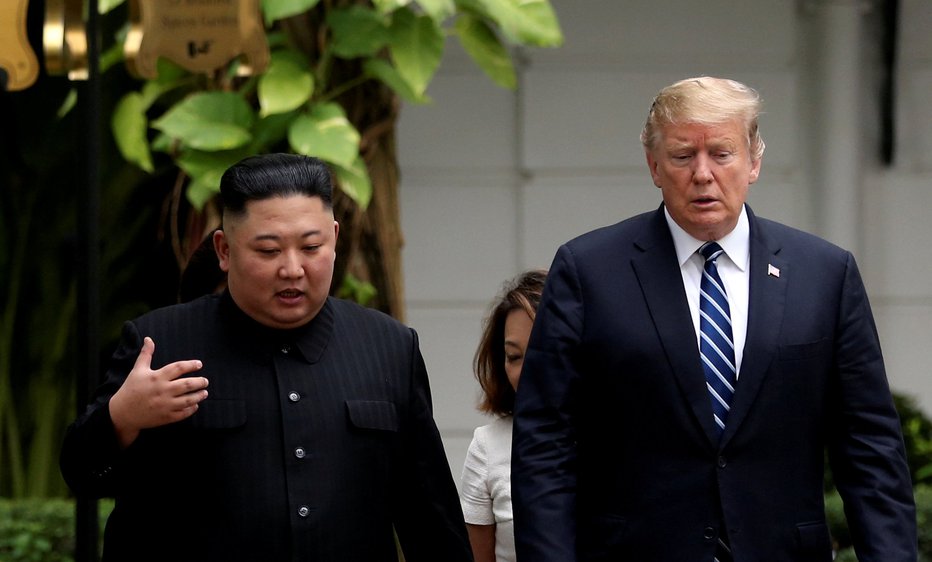 Fotografija: Kim Džong Un in Donald Trump med pogovorom na vrhu v Hanoju. FOTO: Reuters