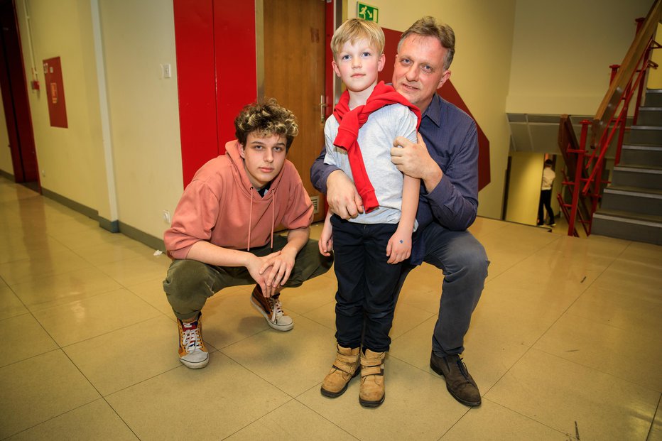 Fotografija: Ponosni očka Igor Pirkovič s sinovoma Gabrom in Matejem Foto: Mediaspeed