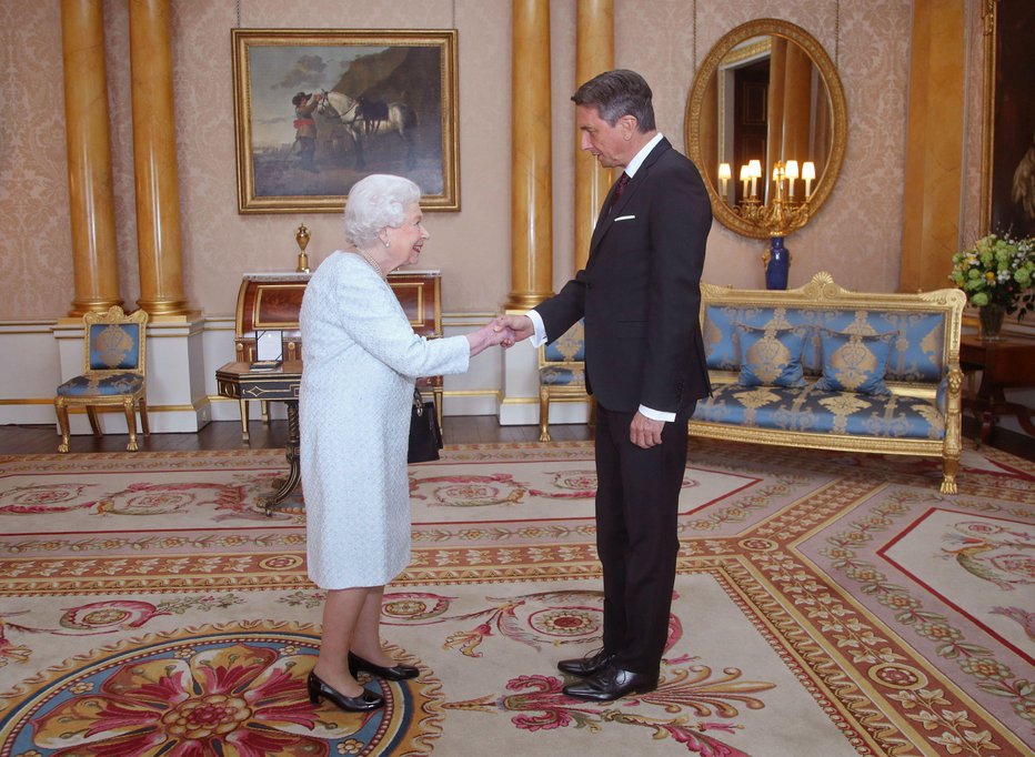 Fotografija: Kraljica Elizabeta II. s slovenskim predsednikom Borutom Pahorjem. FOTO: Yui Mok, PA Wire