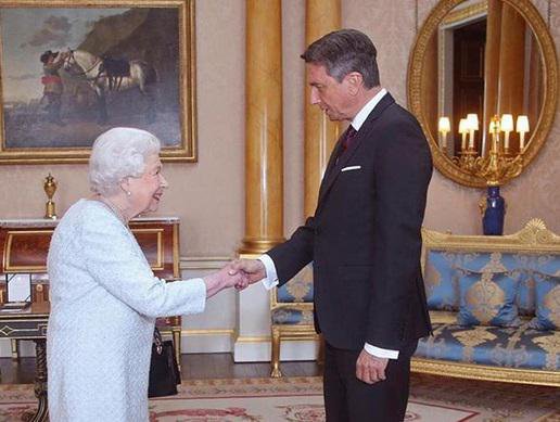 Fotografija: Kraljica Elizabeta II. je gostila tudi slovenskega predsednika Boruta Pahorja. FOTO: Zaslonski posnetek