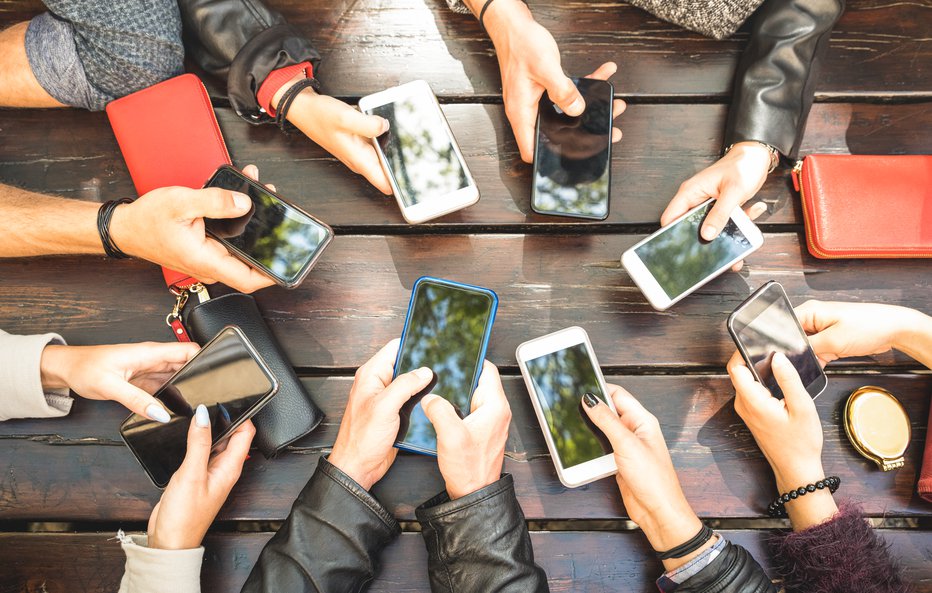 Fotografija: People group having addicted fun together using smartphones - Detail of hands sharing content on social network with mobile smart phones - Technology concept with millennials online with cellphones