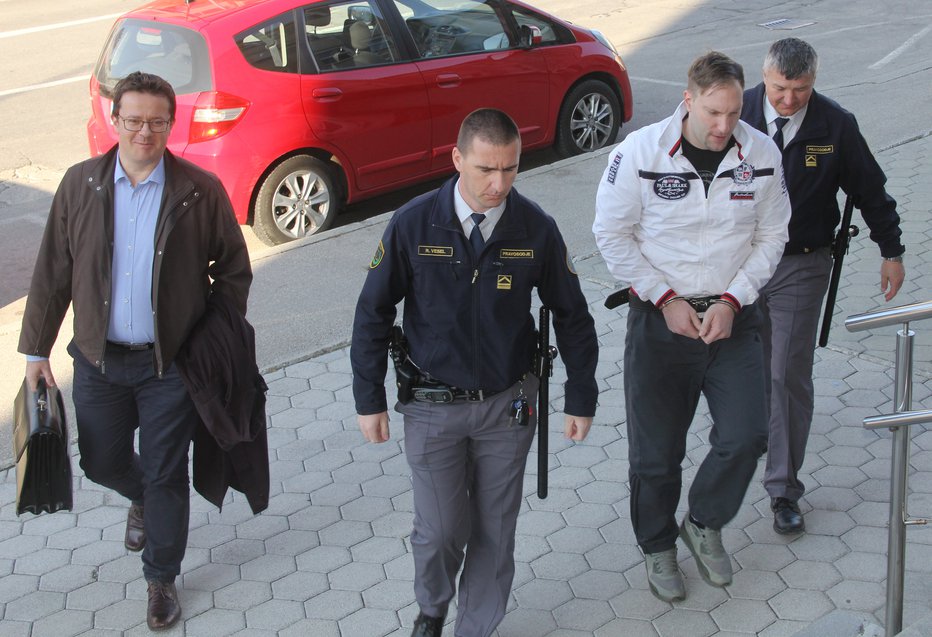 Fotografija: Srečko Vrhovac (v belem) je prišel na sodišče v družbi odvetnika Mitje Severja (levo). FOTO: Boštjan Fon