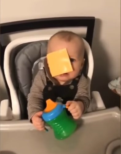 Fotografija: Otrok s sirom na obrazu. FOTO: Zaslonski posnetek