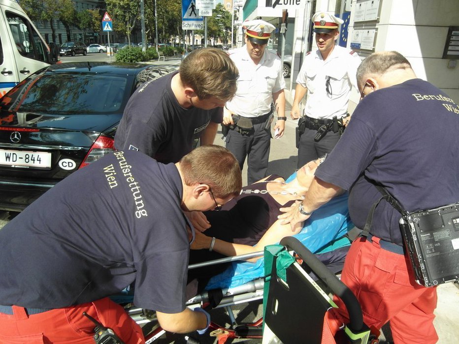 Fotografija: Tako so Jamniškovo odpeljali v bolnišnico, potem ko so jo končno rešili iz dvigala.
