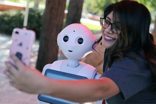 Šestnajstletno dekle resno razmišlja o možnosti, da bi živela z robotom. FOTO: Reuters