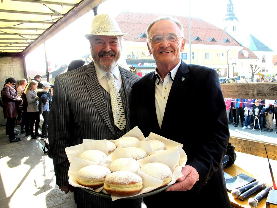 Fotografija: Okusne krofe je gostom pa tudi voditelju prireditve Francu Pestotniku - Podokničarju ponudil župan Šenčurja Ciril Kozjek.