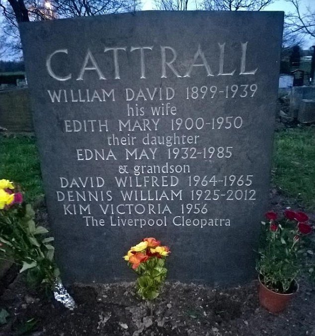 Nagrobniku Cattrallovih je dodala očetovo in svoje ime.