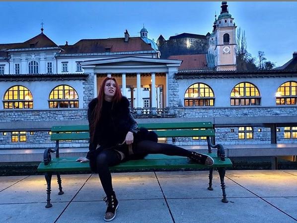 Fotografija: Provokativna Monika Wild v središču Ljubljane. FOTO: Twitter, posnetek zaslona
