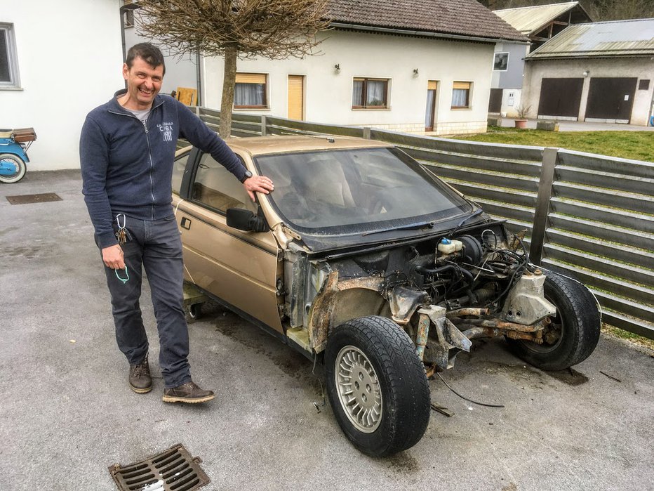 Fotografija: Andrej Klarič ob avtu, ki ga bo obnovil FOTO: Jaroslav Jankovič