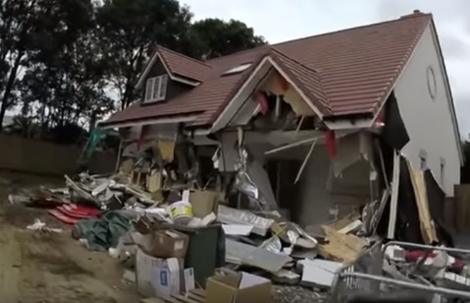 Fotografija: Uničil je več hiš. FOTO: Youtube, posnetek zaslona