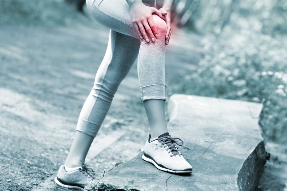 Fotografija: Boleče koleno vas lahko ovira pri gibanju. FOTO: Shutterstock