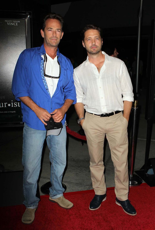 Pokojni Luke Perry in Jason Priestley, ki bi že pred leti skoraj umrl v avtomobilski nesreči.