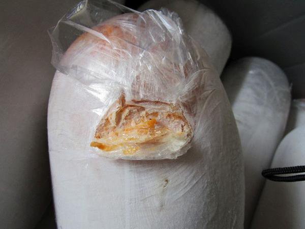Fotografija: Takole je bilo meso pakirano, embalaža pa raztrgana. FOTO: Nemška Obmejna Policija