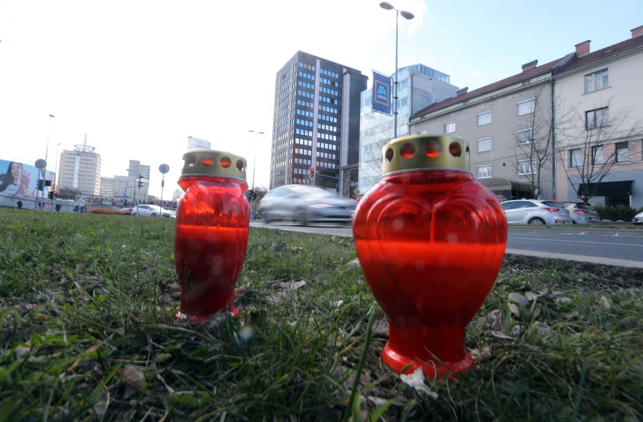 Fotografija: Na Dunajski cesti na tragedijo opominjajo sveče v spomin pokojnima. FOTO: Igor Mali