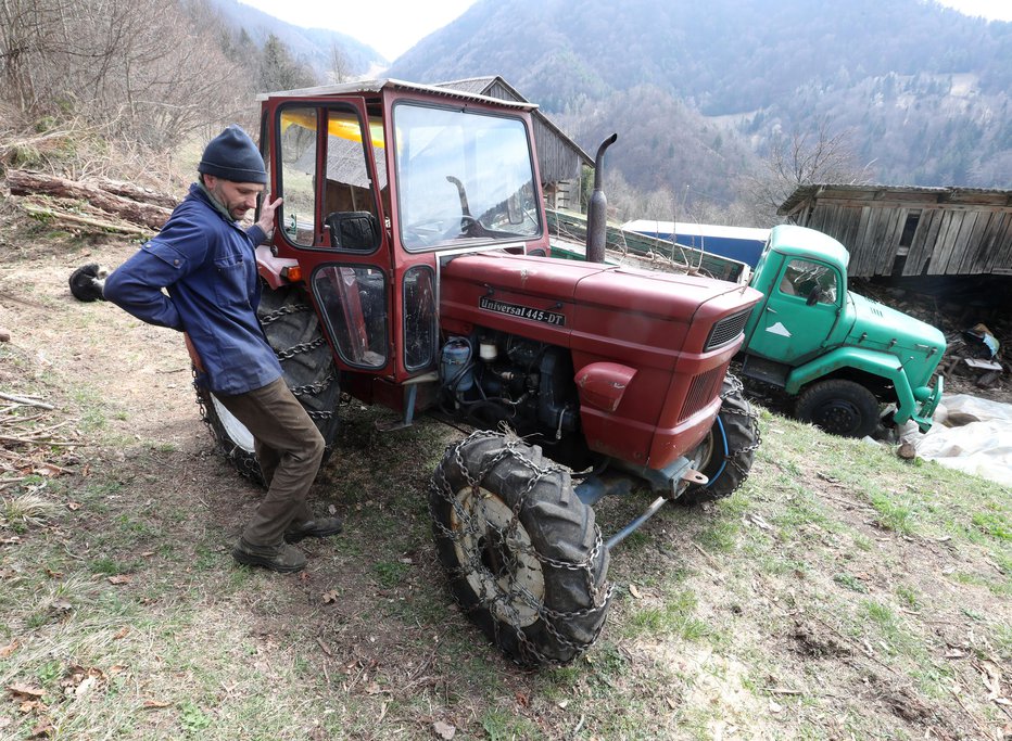Fotografija: Jože kaže, kako se je traktor prevrnil in pod seboj pokopal Janeza. Foto: Dejan Javornik