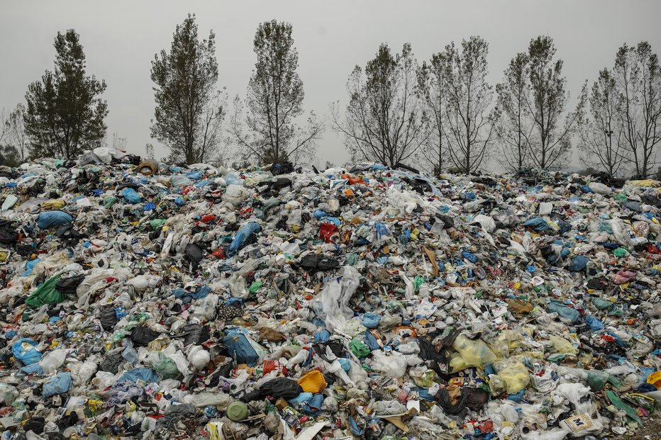 Fotografija: Čiščenje smeti je postalo izziv. FOTO: Uroš Hočevar