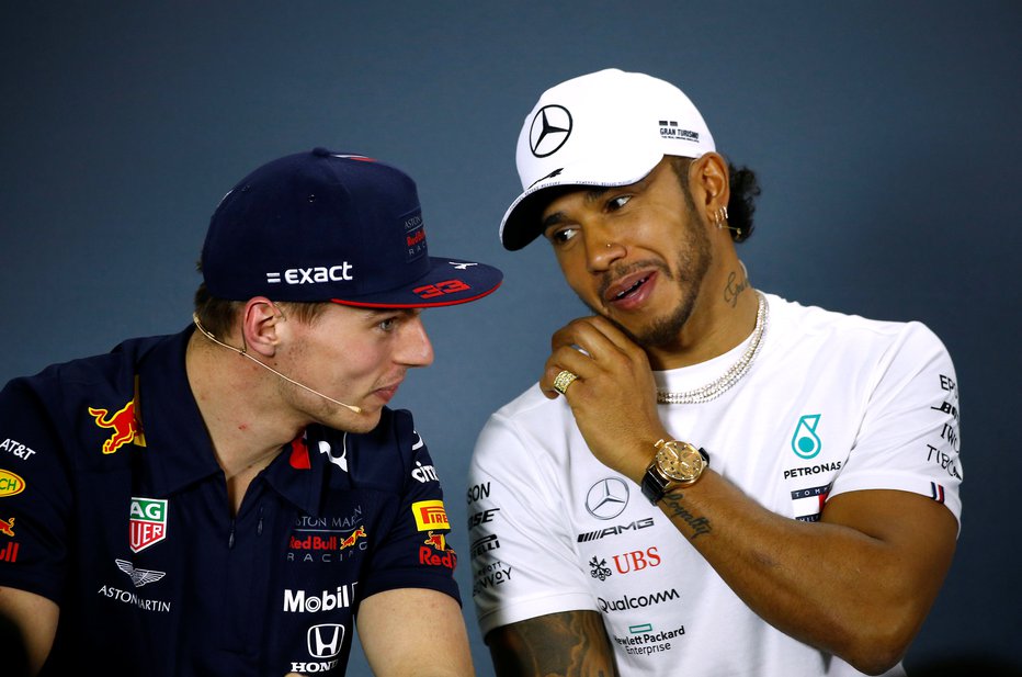 Fotografija: Lewis Hamilton (desno) se zaveda, da bi mu lahko lase sivil tudi dirkač Red Bulla Max Verstappen (levo). FOTO: Reuters