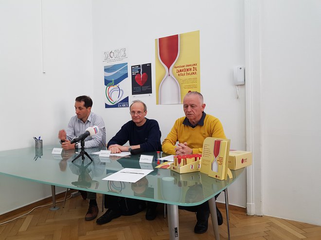 Rok Perme, dr. med., prof. dr. Aleš Blinc, dr. med., Franc Zalar so na novinarski konferenci spregovorili o periferni arterijski bolezni. FOTO: Promiko, Mmk