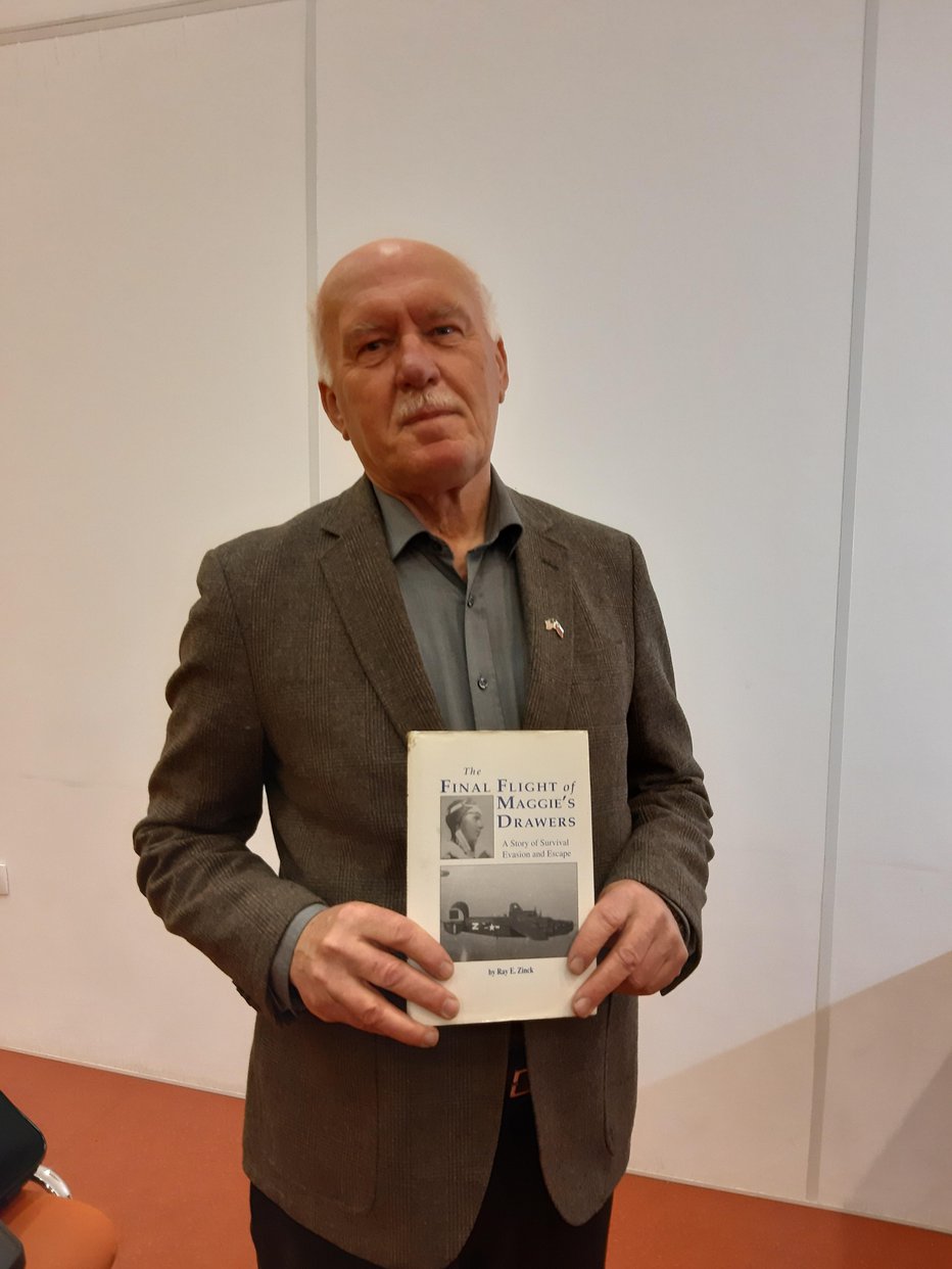 Fotografija: Brane Kromar s knjigo, ki bo kmalu izšla v slovenskem jeziku. FOTO: Tanja Jakše Gazvoda