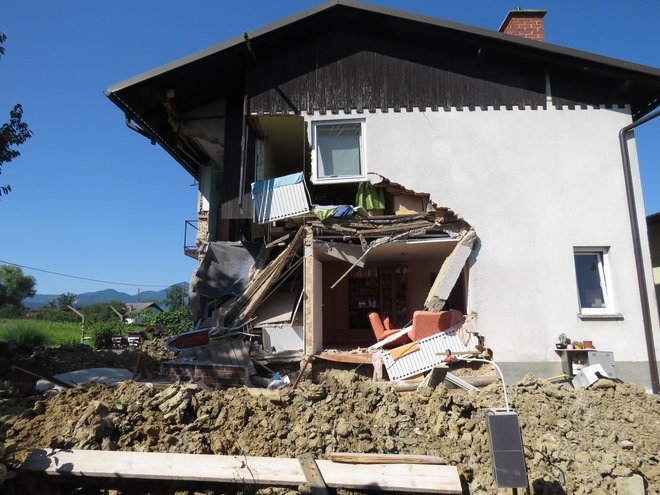 Hišo na Lopati so morali porušiti do tal, saj so strokovnjaki ocenili, da obnova ni mogoča. Foto: Mojca Marot