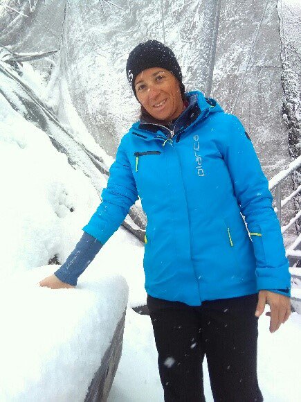 Tanja Žerjav kaže na količino novozapadlega snega. FOTO: Boštjan Fon