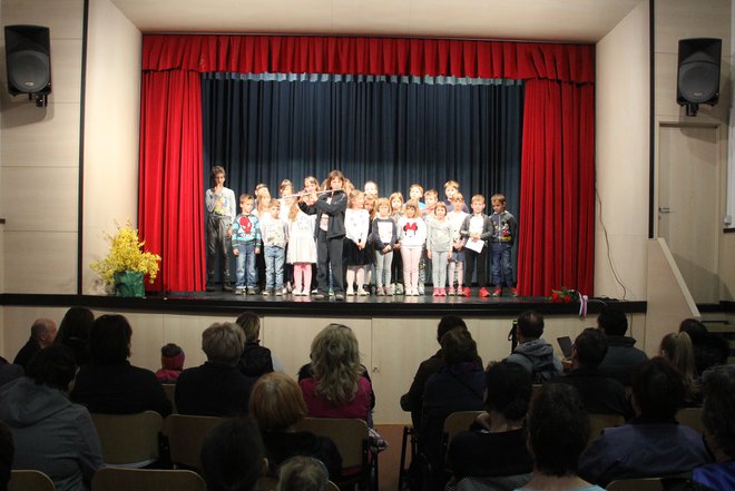 Kulturni program so pripravili otroci podružnične šole Tomaj.