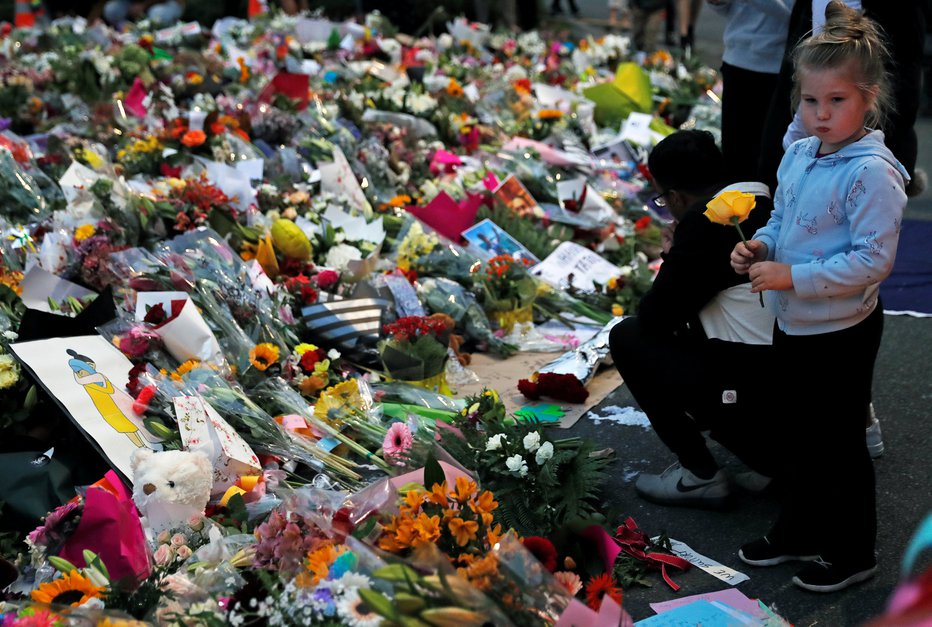 Fotografija: Množice ljudi se zbirajo in polagajo cvetje v spomin žrtvam petkovega terorističnega napada pred mošejo Masjid Al Noor v Christchurchu. FOTO: Jorge Silva, Reuters