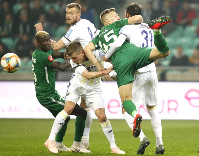 Nogometaši Maribora (v belih dresih) korakajo proti 15. naslovu državnega prvaka. FOTO: Roman Šipić