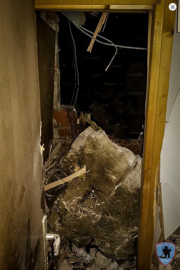 Fotografija: Skala je priletela v hišo v Podljubelju. FOTO: PGD Bistrica pri Tržiču