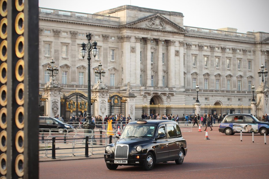 Fotografija: Buckinghamska palača, uradno domovanja britanske kraljeve družine. London, Velika Britanija 17.oktobra 2018. [Buckinghamska palača,palače,britanska kraljeva družina,zgradbe,posestva,London,Anglija,Velika Britanija,motivi] FOTO: Foto: Jure Eržen/delo