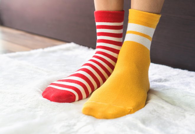 Z nošenjem pisanih nogavic, ki niso par, izkazujemo podporo osebam z downovim sindromom. Fotografiji: Guliver/Getty Images