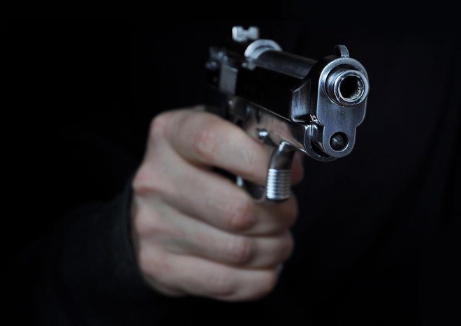 Mladoletniki lahko zaradi lahkomiselnosti medvrstniškega dokazovanja veliko prej uporabijo orožje. FOTO: Guliver/Getty Images