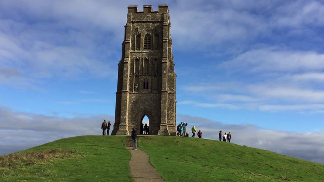 Glastonbury Tor s stolpom svetega Mihaela na vrhu ljubitelji legende o kralju Arturju dobro poznajo.