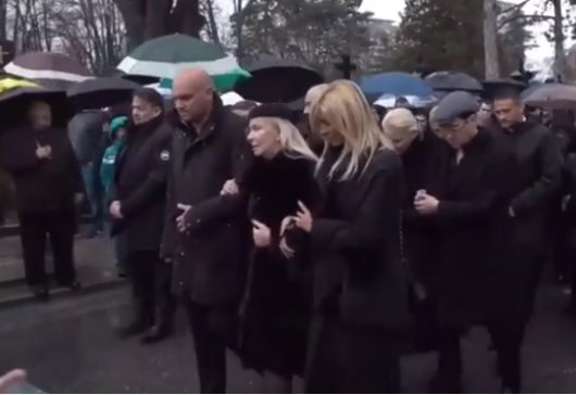 Fotografija: Gordana Šaulić je bila na pogrebu neutolažljiva. FOTO: posnetek zaslona
