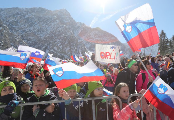 V zraku so ponosno plapolale slovenske zastave.