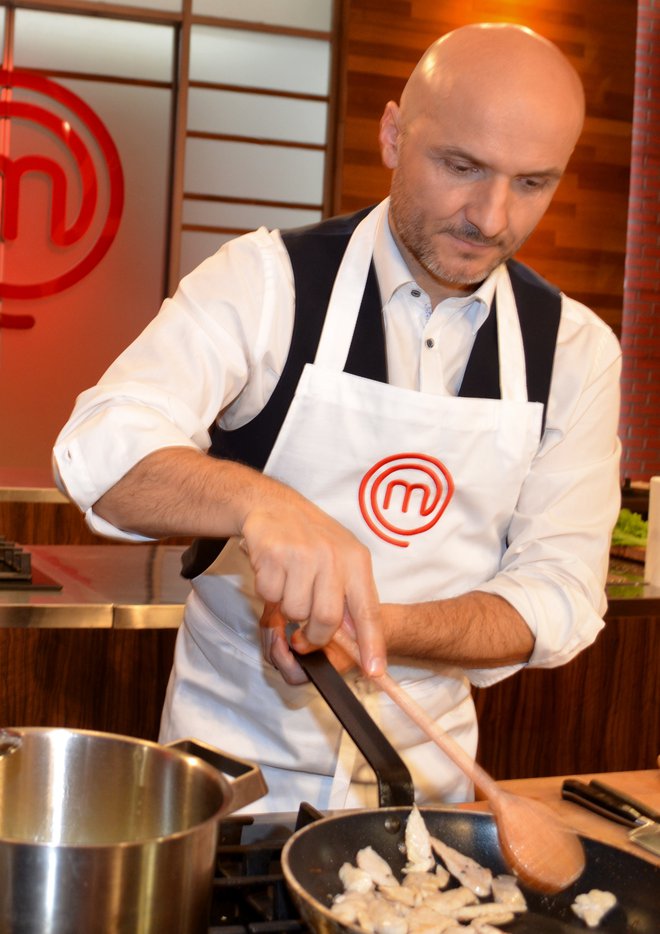 Za štedilnik je stopil tudi programski direktor Pop TV Branko Čakarmiš, ki doma velikokrat kuha, tokrat je pripravljal najboljši sendvič za Karima Merdjadija.