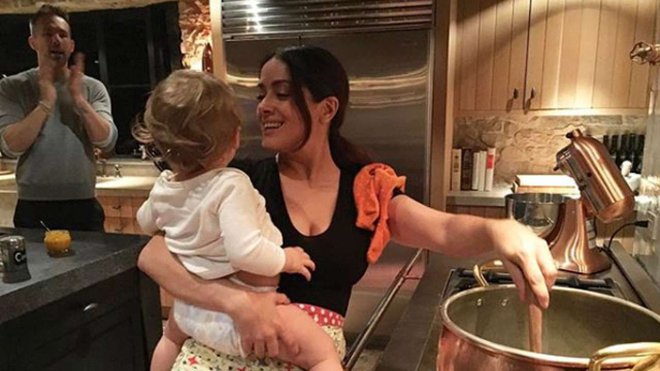 Salma Hayek v kuhinji Blake Lively in Ryana Reynoldsa z njuno hčerko Inez v naročju
