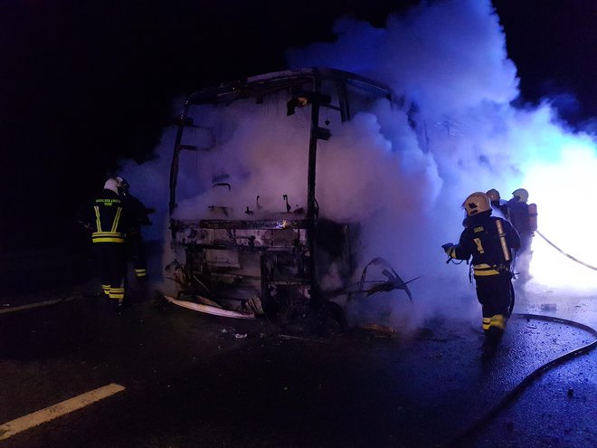 Zagorel je avtobus. FOTO: PGD Vrhnika