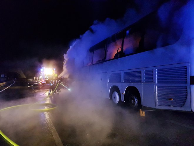 Zagorel je avtobus. FOTO:  PGD Vrhnika