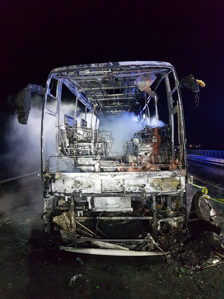 Fotografija: Zagorel je avtobus. FOTO: PGD Vrhnika